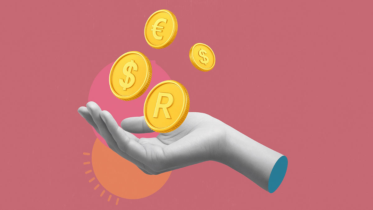 Ilustração de uma mão branca segurando moedas com símbolos de moedas estrangeiras e do real, representando os custos e impactos da taxa das blusinhas no comércio nacional.