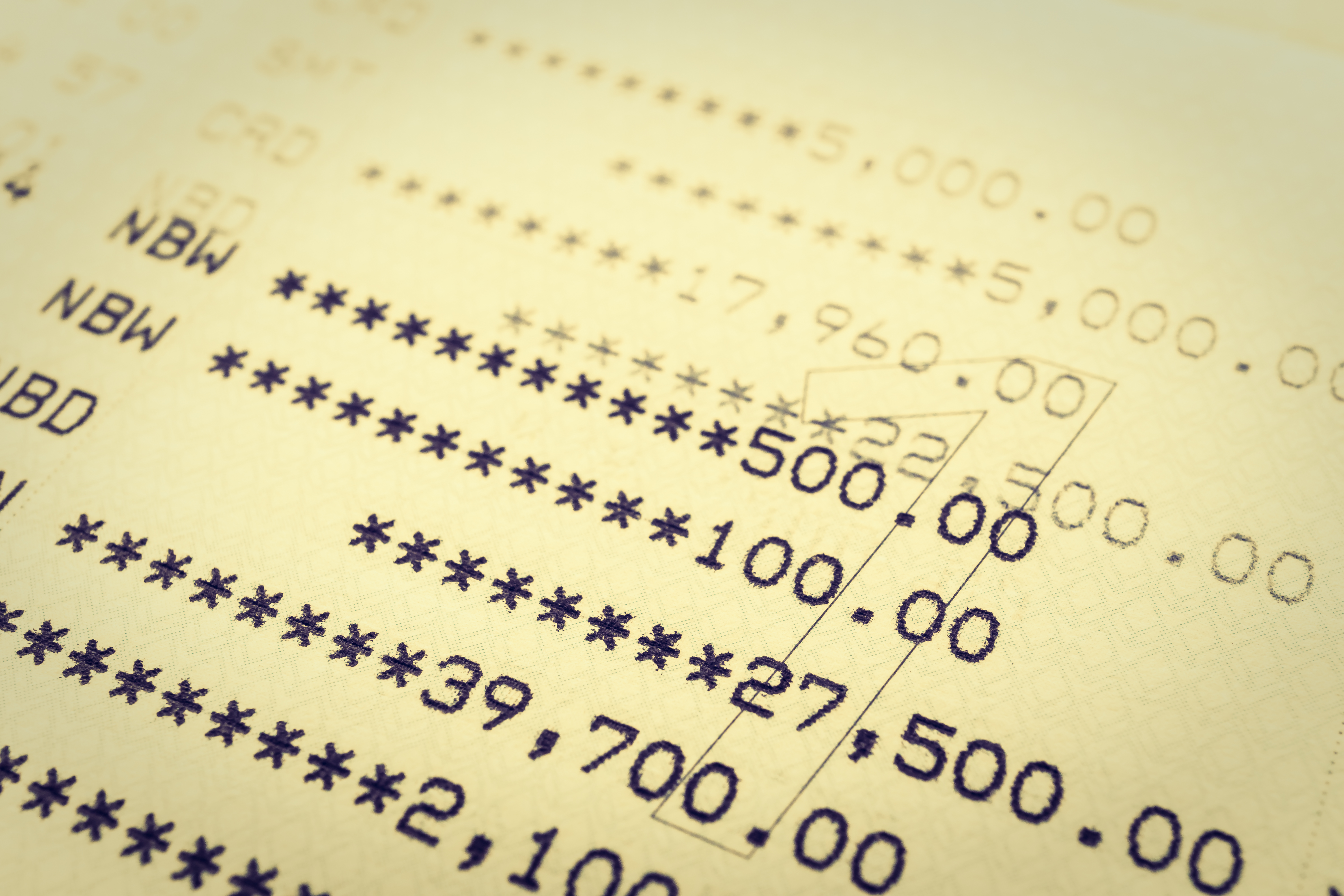 Extrato bancário impresso com valores numéricos detalhados, ilustrando o controle e a tributação de recursos financeiros.