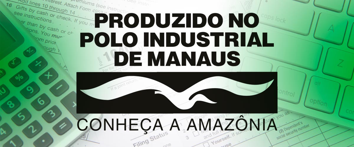 Imagem com os dizeres Produzido no Polo Industrial de Manaus sobre fundo verde com calculadora, teclado e formulários fiscais, ilustrando a Zona Franca de Manaus que mantém PIS e Cofins zerados.