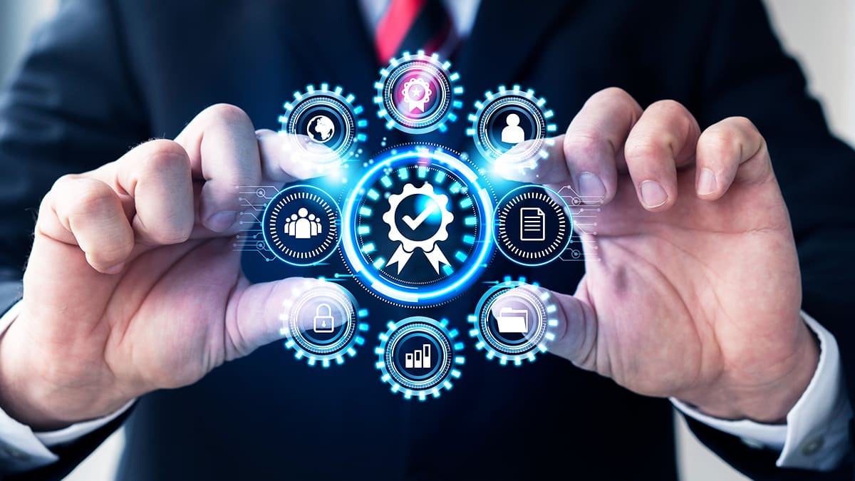 Empresário de terno segura interface digital brilhante com engrenagens e ícones de gestão para ilustrar a adaptação do IBS e da CBS na nota fiscal da empresa.