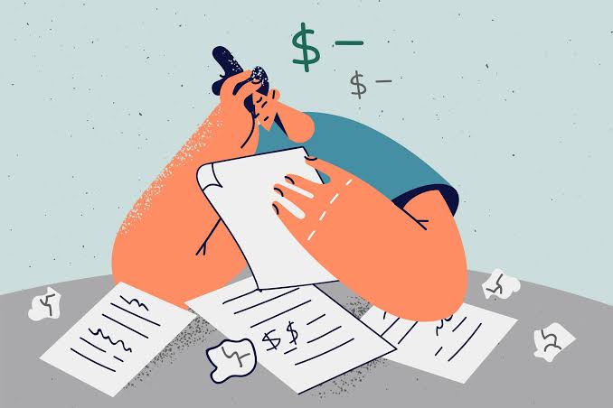 Ilustração de uma pessoa preocupada com a dívida pública e as finanças, segurando a cabeça enquanto analisa documentos e papéis amassados em uma mesa.
