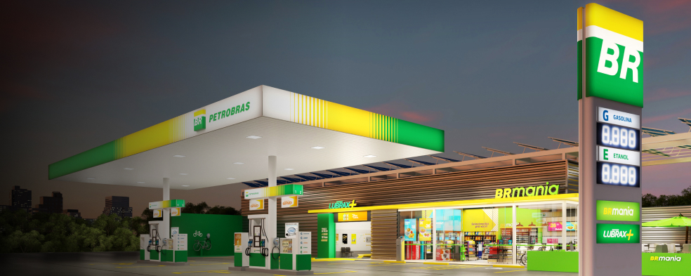 Posto de combustíveis da Petrobras iluminado ao entardecer, ilustrando o cenário de discussões sobre preços e ajustes fiscais.