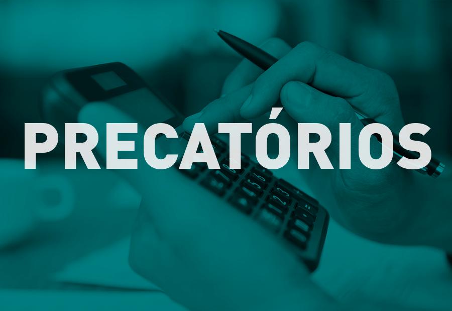 Mão segura uma calculadora e uma caneta sobre a palavra PRECATÓRIOS, ilustrando o impacto fiscal para empresas.
