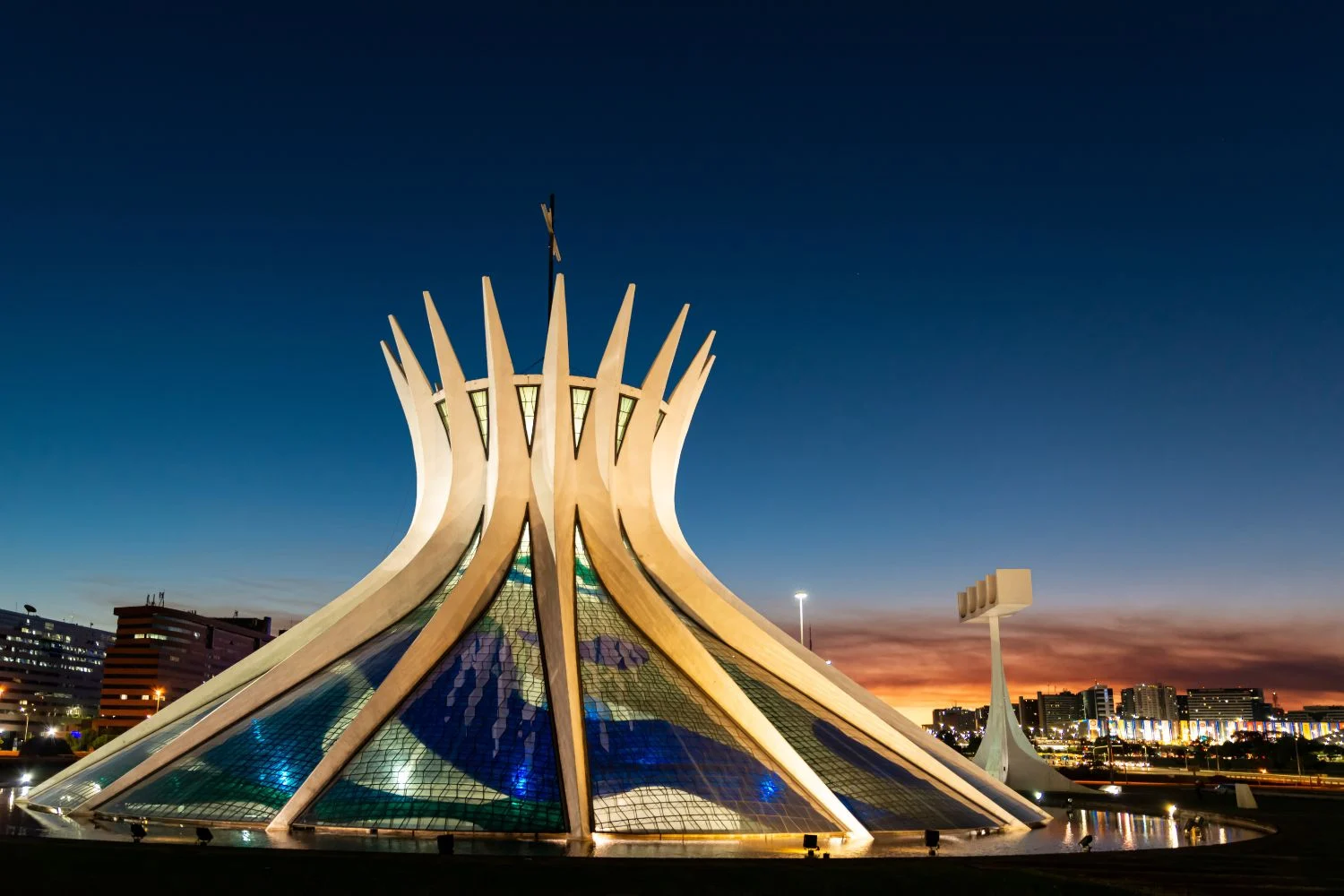 Catedral de Brasília iluminada ao entardecer, representando a capital federal onde são decididas as regras e o impacto real das mudanças no Simples Nacional.