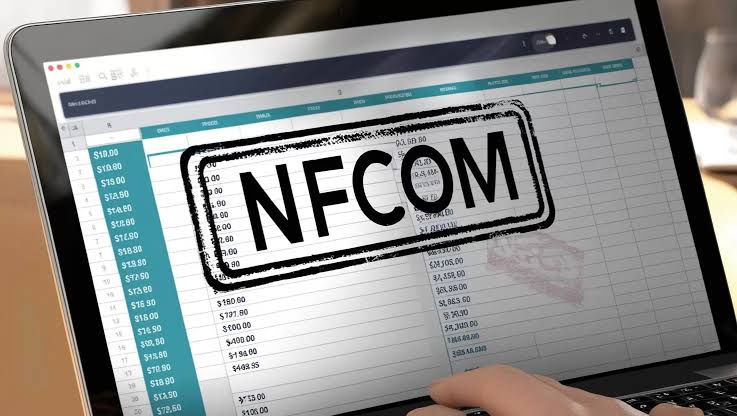 Tela de notebook exibindo uma planilha financeira com um carimbo em destaque com a sigla NFCom, relacionando-se ao adiamento da cobrança de terceiros para 2027.