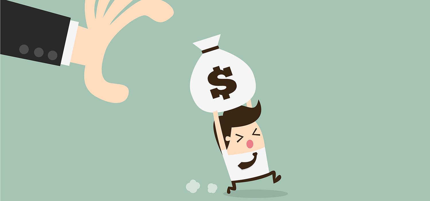 Ilustração de um empresário sob pressão na guerra comercial com os EUA, carregando um saco de dinheiro enquanto é perseguido por uma mão gigante que simboliza o aumento de custos nas empresas.