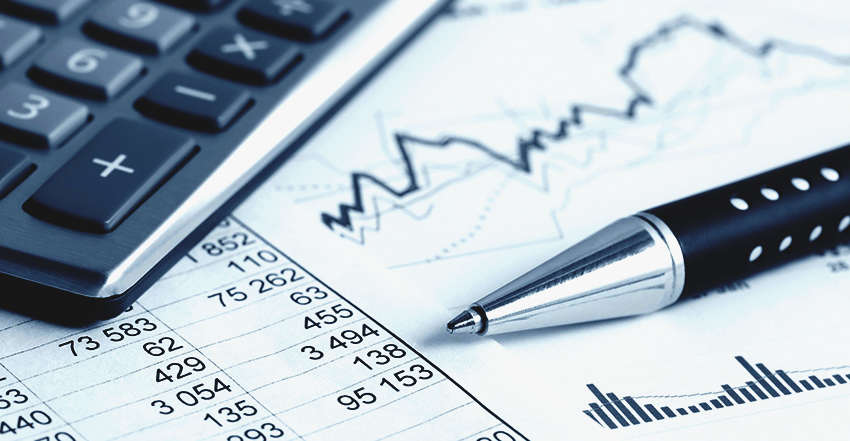 Calculadora, caneta e gráficos financeiros sobre documentos com números, ilustrando a análise contábil no contexto do PNCT e da reforma tributária.