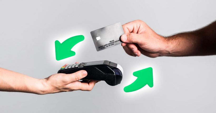 Pessoa pagando com cartão em maquininha, ilustrando economia com a proibição do IPTU mais caro por tamanho do imóvel pelo STF.