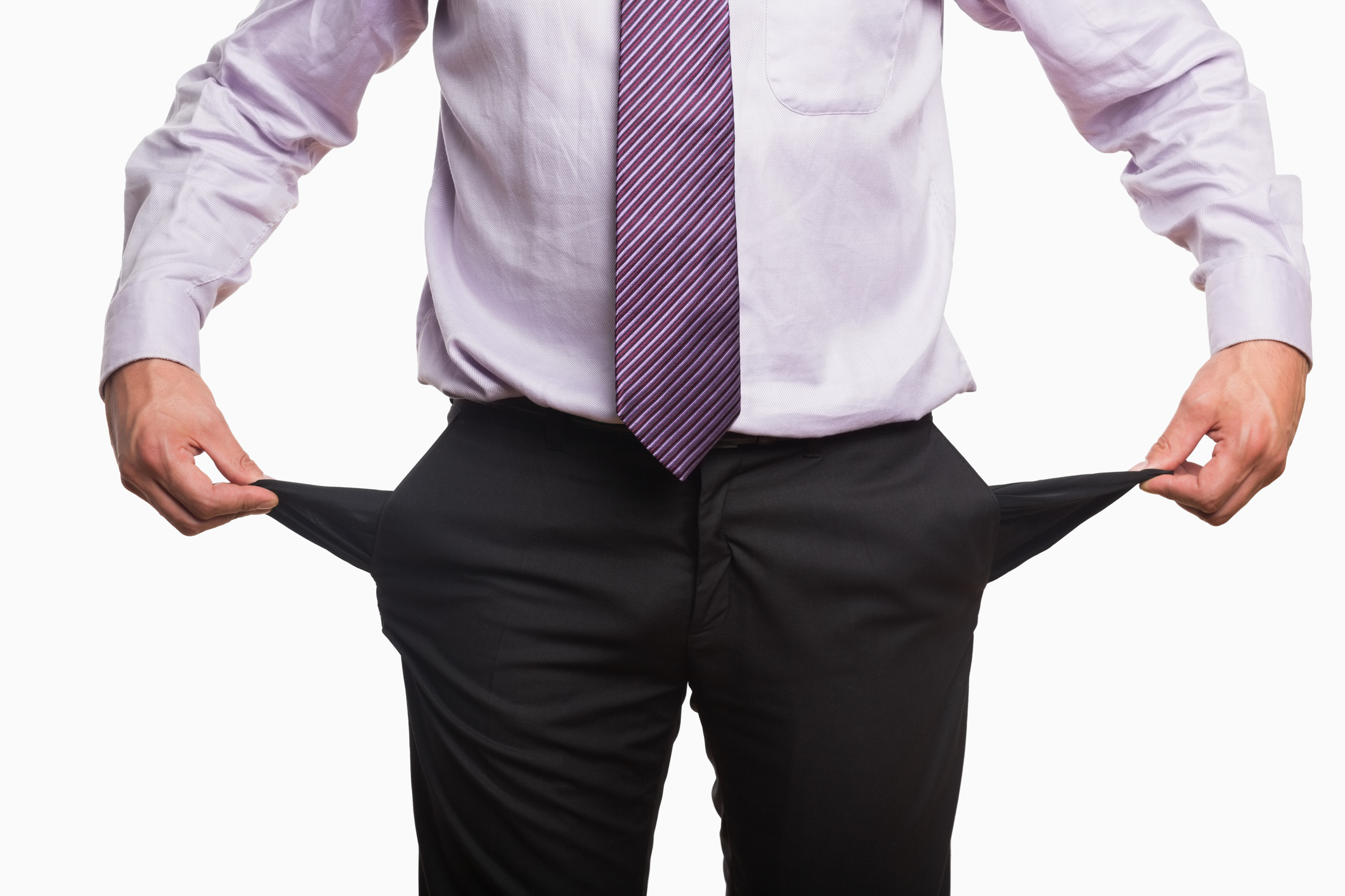 Homem de terno com os bolsos da calça vazios e revirados, ilustrando o impacto financeiro das bets e das eleições 2026 no orçamento.
