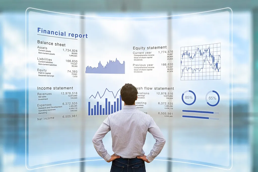 Contador analisa relatórios financeiros e gráficos em uma tela translúcida, preparando estratégias para a Reforma Tributária.