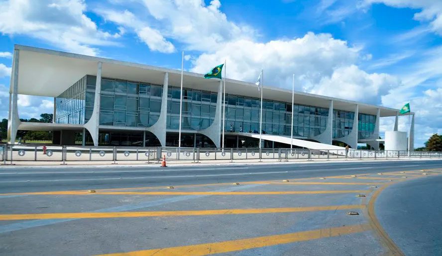 Fachada do Palácio do Planalto em Brasília, simbolizando as decisões governamentais que impactam o Simples Nacional e o Simples Híbrido.
