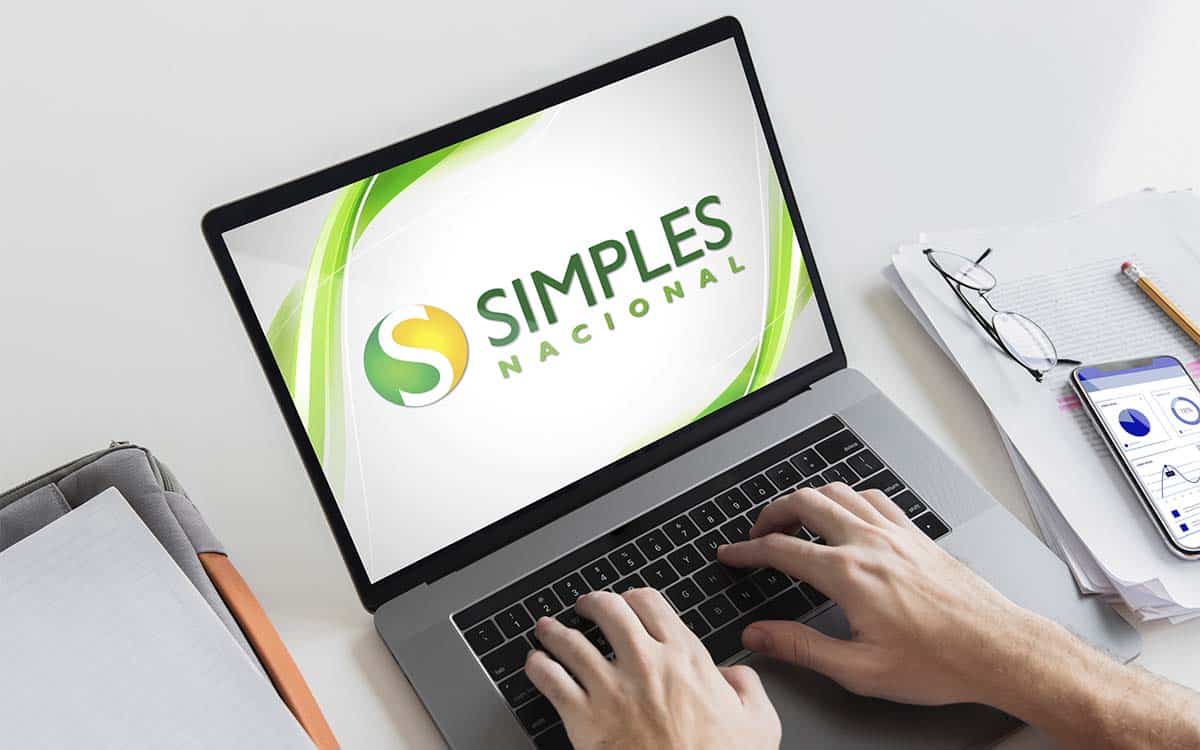 Notebook aberto no site do Simples Nacional, para escolher entre o simples híbrido e o puro em setembro de 2026