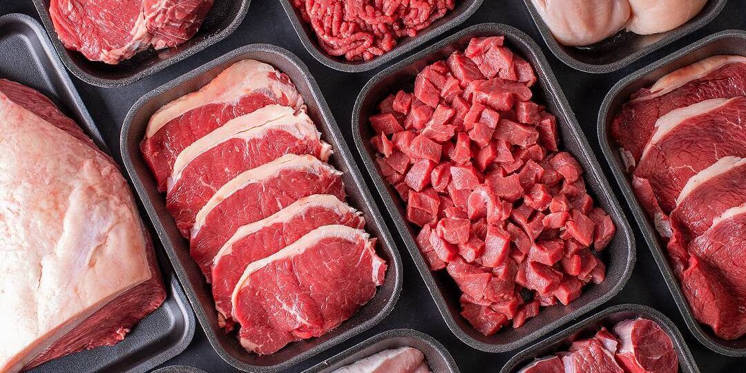 Vista superior de várias bandejas pretas com diferentes cortes de carne bovina fresca e crua, em alusão à suspensão de importações pela UE.