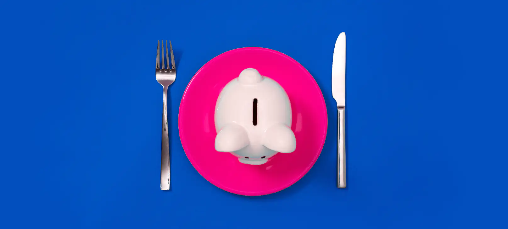 Cofrinho branco em formato de porquinho sobre prato rosa com garfo e faca em fundo azul, ilustrando a preservação de créditos de IPI.