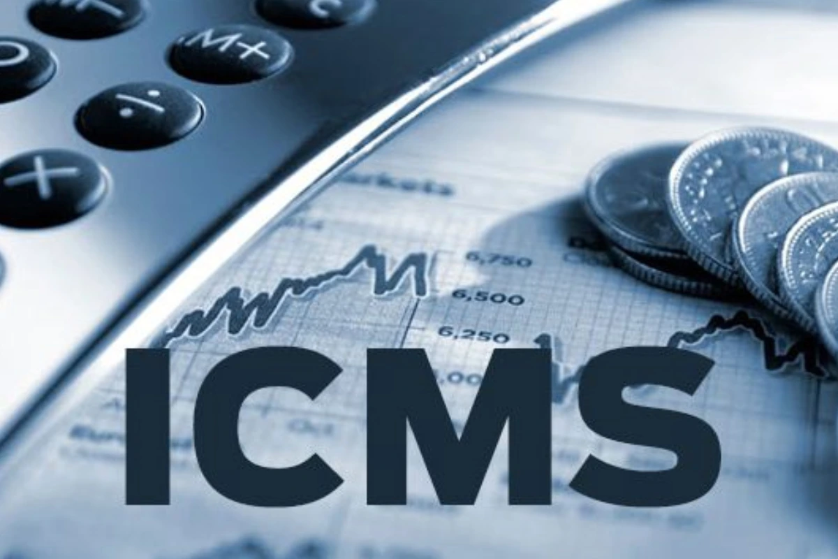 Calculadora e moedas sobre gráficos financeiros com a palavra ICMS em destaque, ilustrando investigações sobre fraudes fiscais e a Máfia do ICMS.