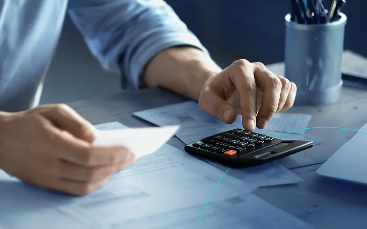 Profissional usa calculadora e documentos fiscais sobre a mesa para planejar as mudanças tributárias do Simples Nacional em 2027.