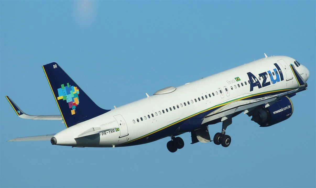 Avião da companhia aérea Azul decolando, ilustrando o impacto da Reforma Tributária nas passagens aéreas.