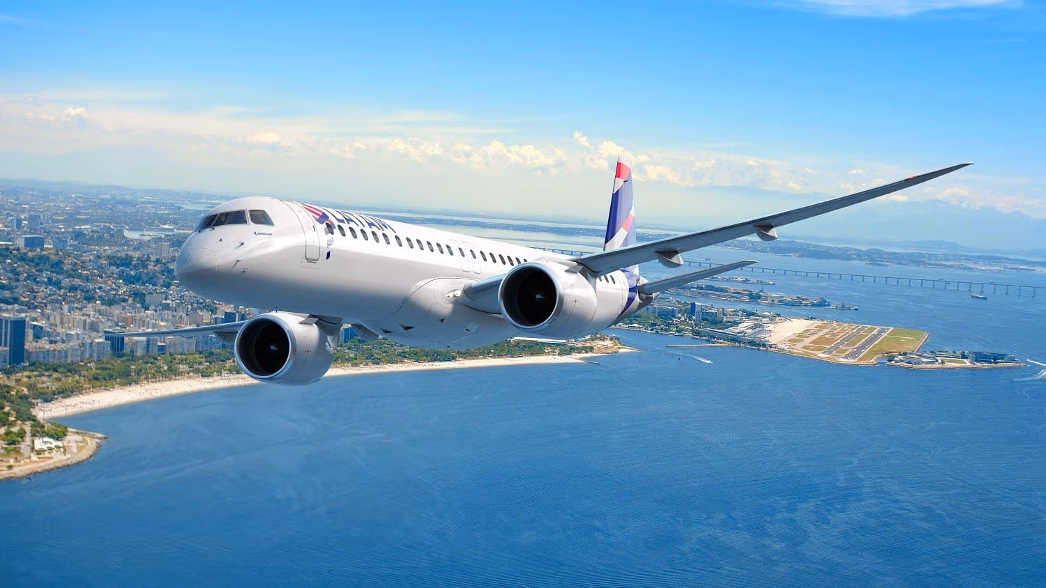 Avião comercial voando sobre uma cidade costeira, ilustrando o impacto da Reforma Tributária que deve encarecer passagens aéreas.