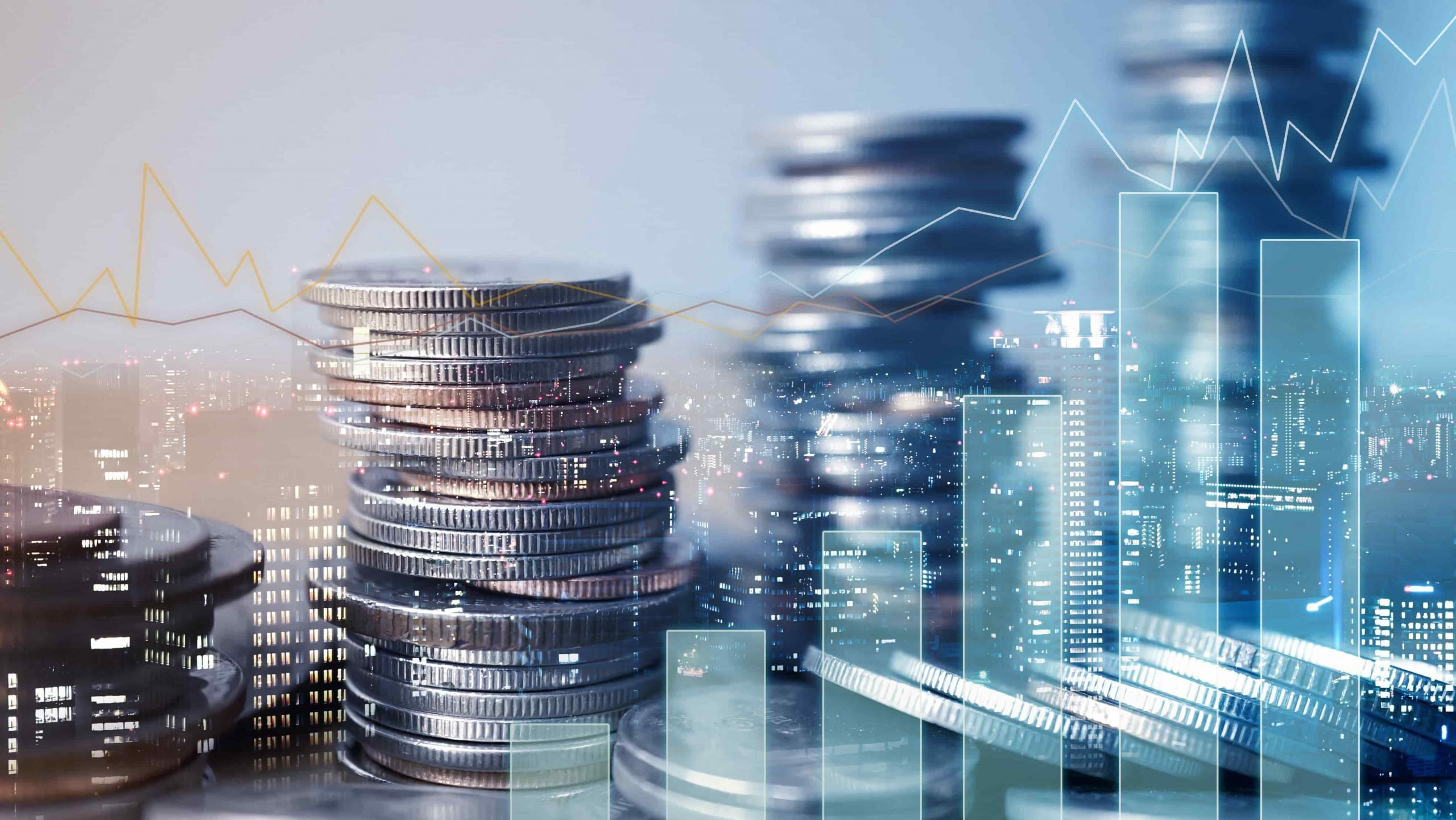 Pilhas de moedas sobrepostas e gráficos financeiros transparentes sobrepostos a uma cidade iluminada, ilustrando conceitos de investimento e o Guia do Sebrae para financiamento de pequenos negócios.