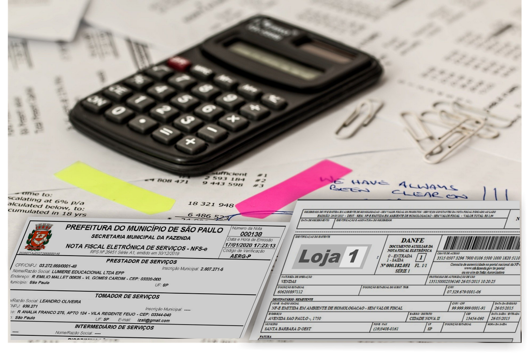 Calculadora e documentos fiscais sobre uma mesa, ilustrando a complexidade da reforma tributária na nota fiscal.