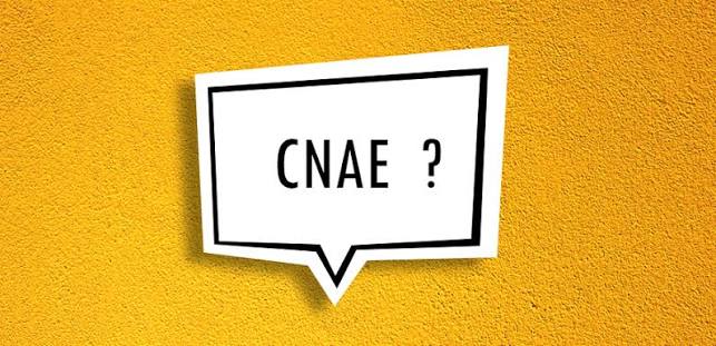 Balão de fala branco com a palavra CNAE e um ponto de interrogação sobre fundo amarelo, ilustrando os perigos de escolher a atividade errada para o seu negócio.