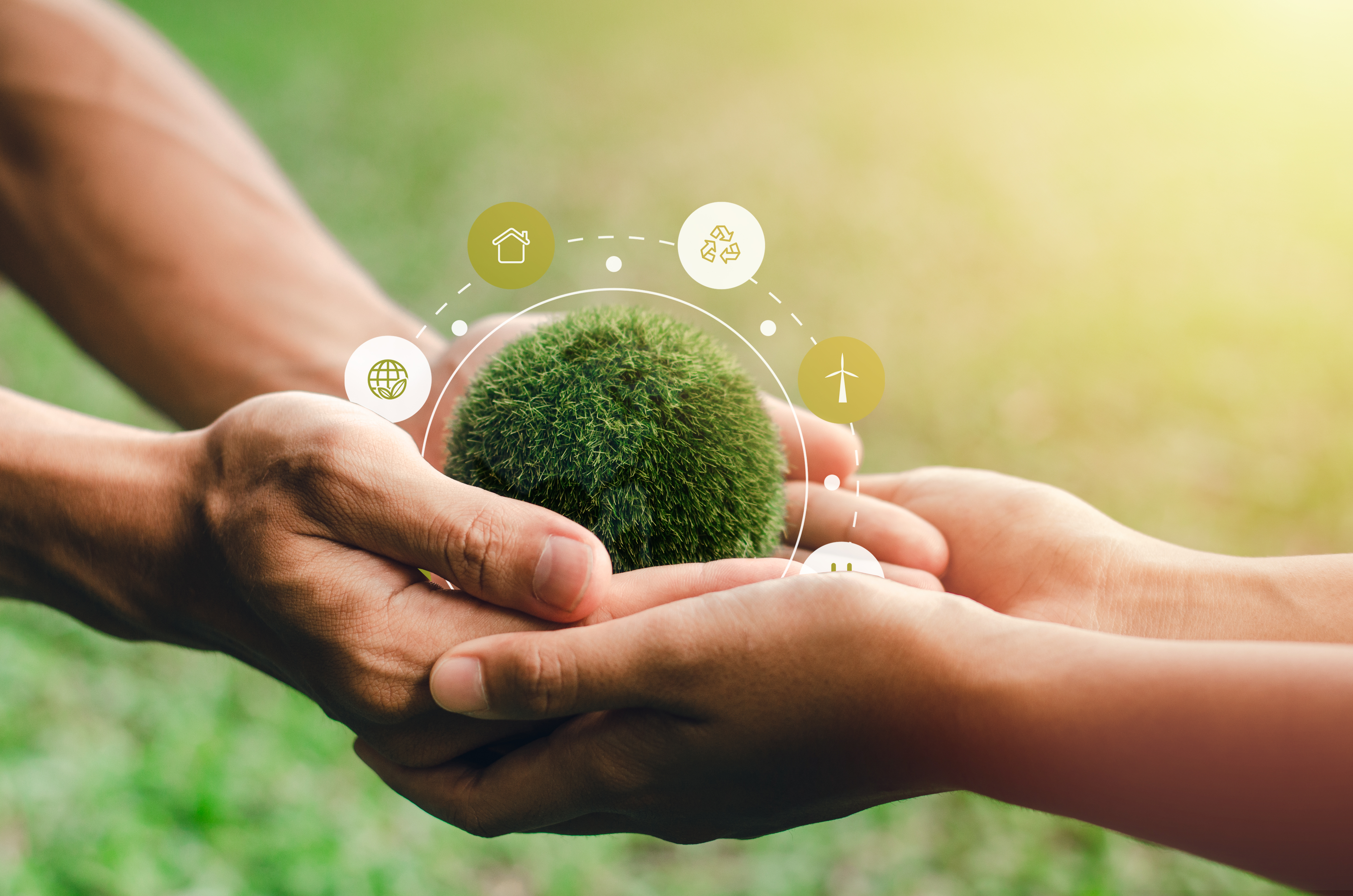 Duas pessoas seguram uma esfera de musgo com ícones ecológicos ao redor, simbolizando a sustentabilidade e a redução de impostos para a instalação de data centers verdes.